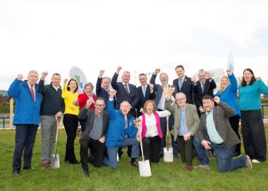 Local Councillors with Cllr. Jim O’Leary, Cathaoirleach dlr; Frank Curran, Chief Executive dlr, Minister McConalogue and Minister O’Donovan with members of Dundrum South Dublin Athletics Club.