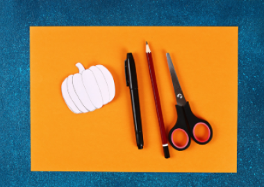 Halloween craft with White Doodle Art in Dundrum Library 