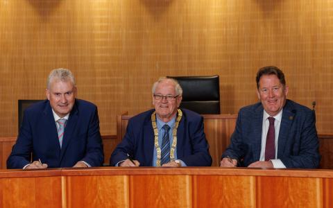 An image of Frank Curran, Chief Executive, Dún Laoghaire-Rathdown County Council, Cllr. Jim Gildea, An Cathaoirleach, Dún Laoghaire-Rathdown County Council and Darragh O’Brien, TD, Minister for Climate, Energy and the Environment. 