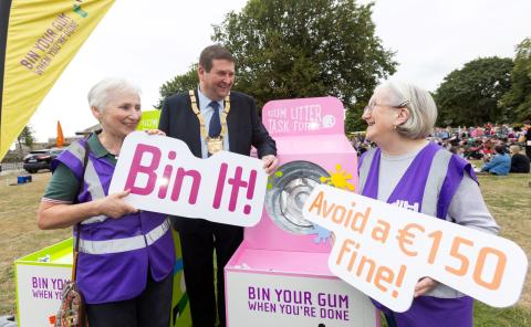 : An Cathaoirleach Cllr. Barry Saul with Dún Laoghaire Tidy Towns members Fiona Murray and Bernie Hughes