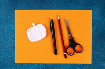 Halloween craft with White Doodle Art in Dundrum Library 