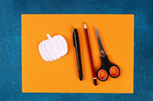 Halloween craft with White Doodle Art in Dundrum Library 