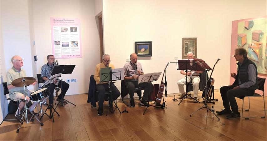 musicians performing in the municipal gallery
