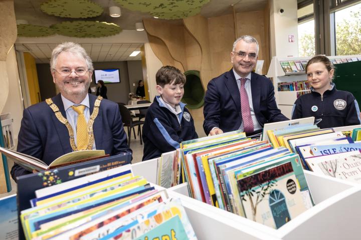 Cathaoirleach Cllr Jim O’Leary and Minister Dara Calleary TD with Gaelscoil Sliaibh Rua students.
