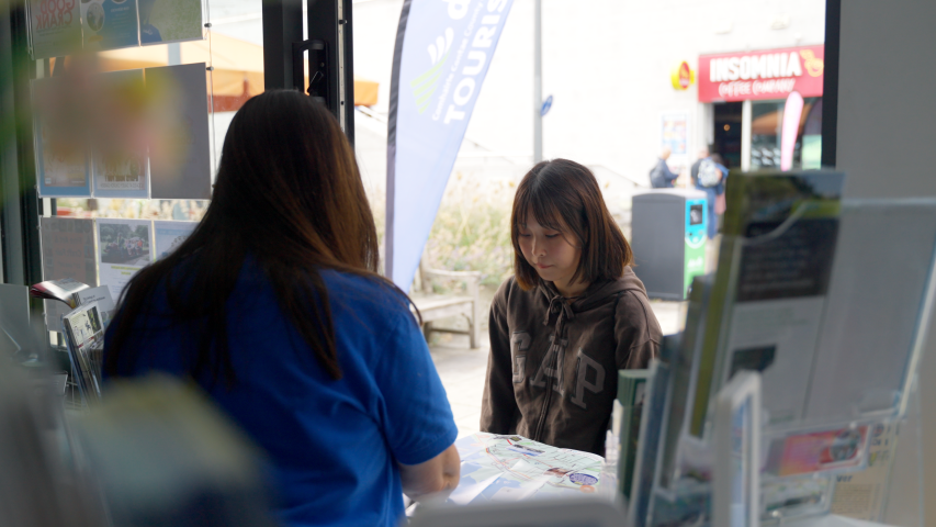 Visitor to the DL tourist office