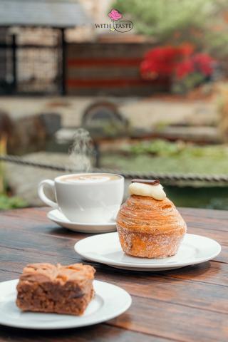 With Taste cafe logo