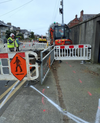 road picture with under construction sign