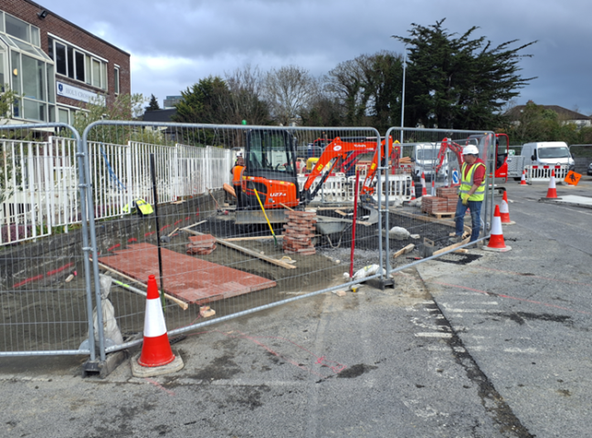 road picture with under construction sign