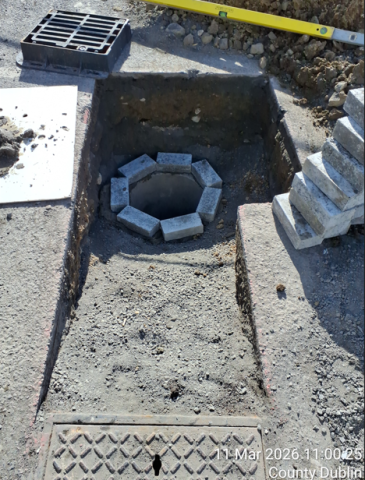 road picture with under construction sign