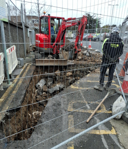 road picture with under construction sign