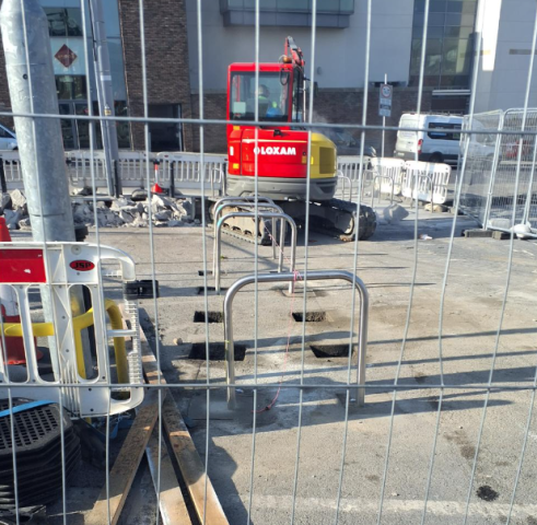 road picture with under construction sign