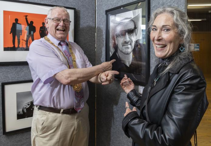 An Cathaoirleach Councillor Jim Gildea, Dún Laoghaire-Rathdown County Council, with Patricia Steur and her photograph of Bono from U2.