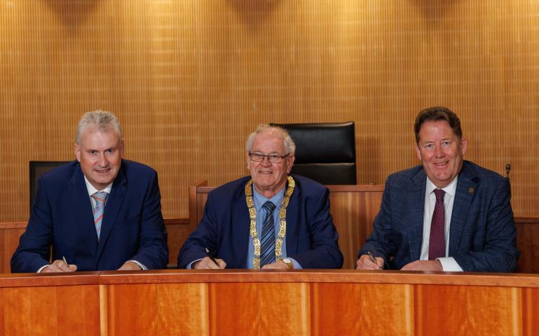An image of Frank Curran, Chief Executive, Dún Laoghaire-Rathdown County Council, Cllr. Jim Gildea, An Cathaoirleach, Dún Laoghaire-Rathdown County Council and Darragh O’Brien, TD, Minister for Climate, Energy and the Environment.