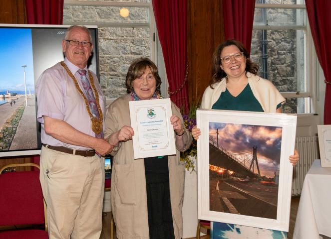 Cathaoirleach, Chairperson with awarding recipient