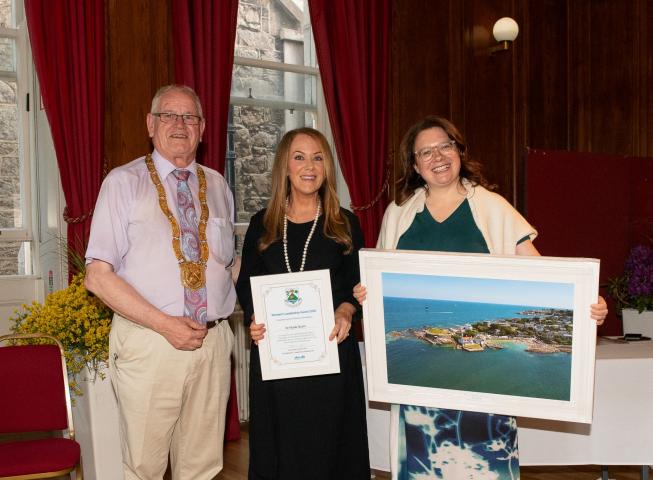 Cathaoirleach, Chairperson with awarding recipient