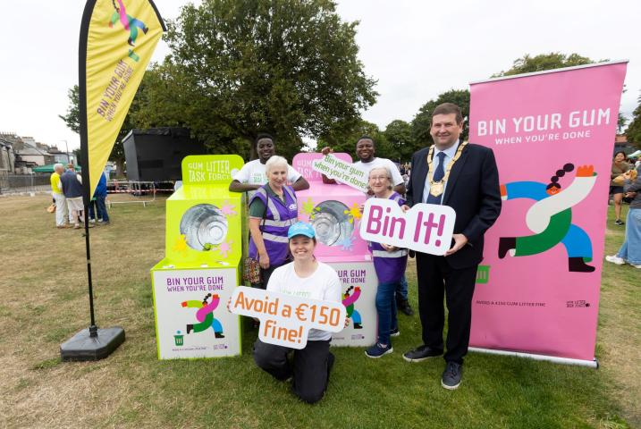 An Cathaoirleach Cllr. Barry Saul with Dún Laoghaire Tidy Towns members Fiona Murray and Bernie Hughes and the Gum Litter Taskforce Crew (David Odunayo Oluwasegun, Katie Lynch, Oladipo Apejoye)